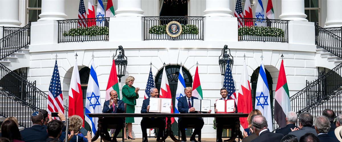 لحظة توقيع الاتفاقات الإبراهمية