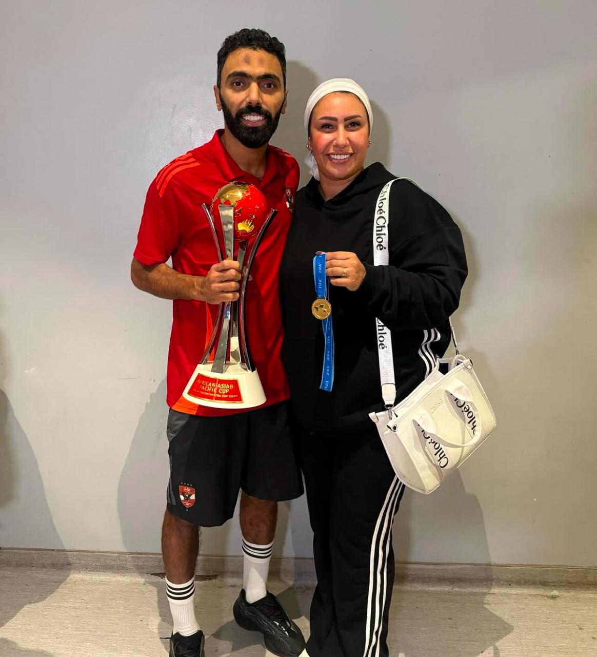 حسين الشحات مع زوجته عقب تتويج الأهلى بكأس الانتركونتنتال