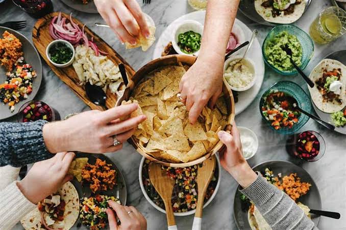 الافراط في تناول الطعام أثناء شهر رمضان 