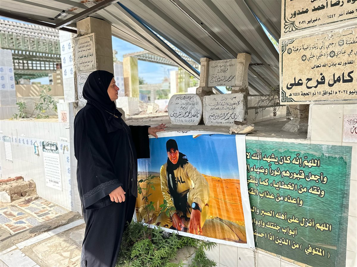 جانب من زيارة ام الشهيد لقبر نجلها
