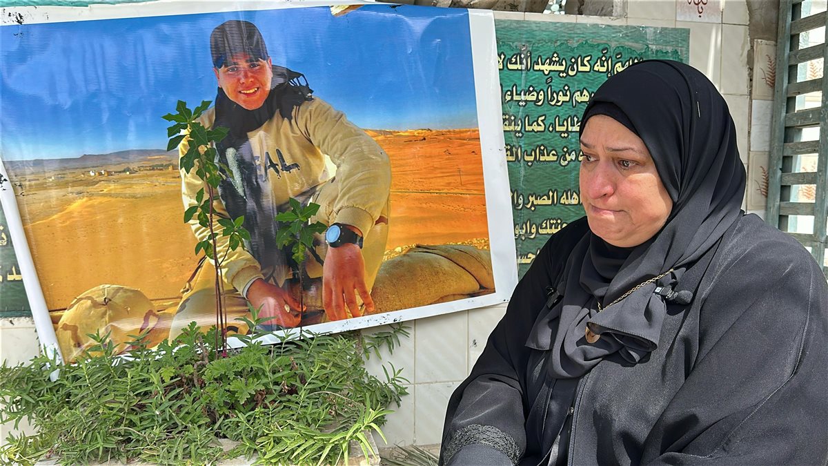 ام الشهيد أمام قبر نجلها