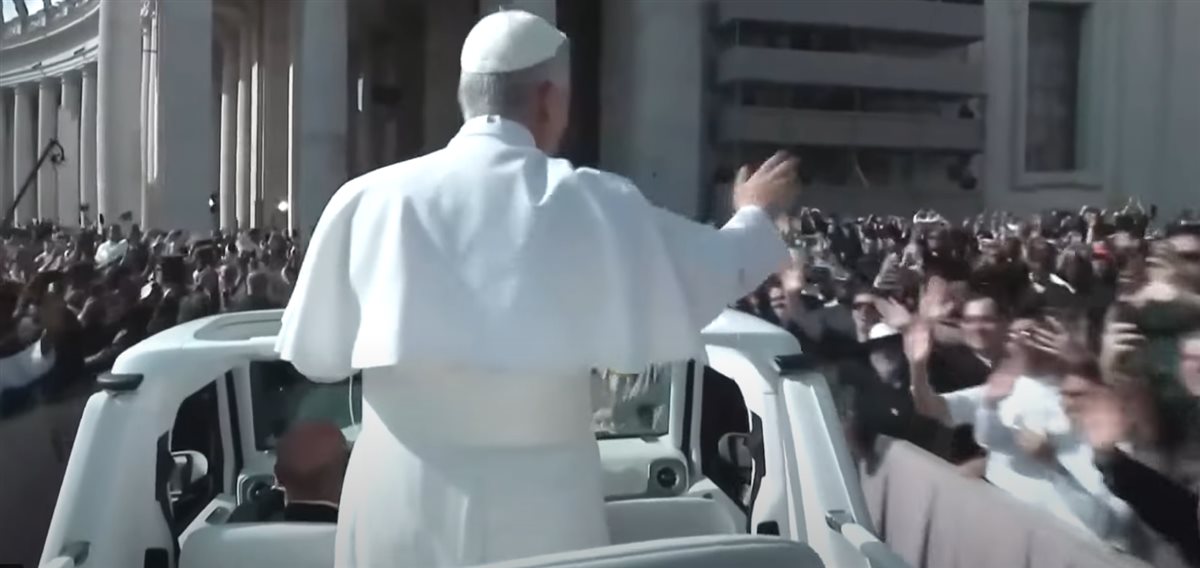 <strong>البابا ليو الرابع عشر يلوح للجماهير من السيارة الباباوية</strong>