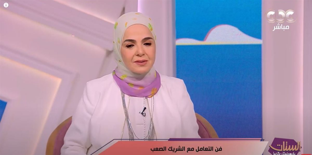 <strong>الإعلامية منى عبد الغني </strong>