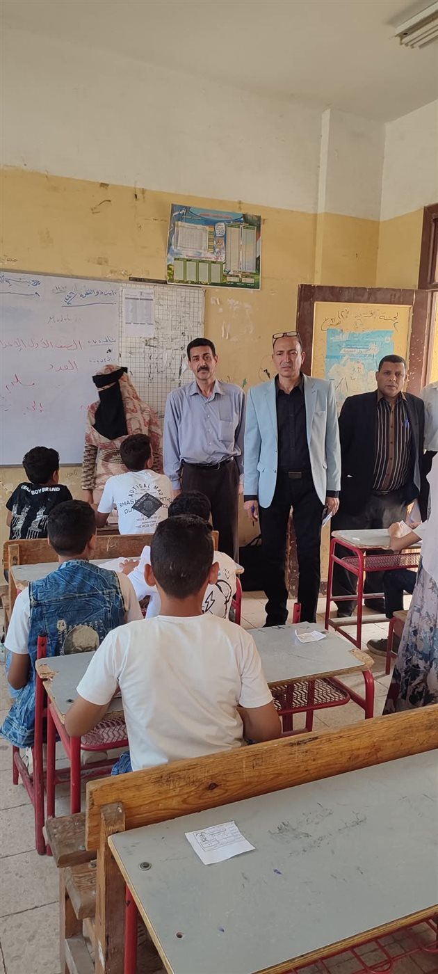مدير ووكيل إدارة ابشواى التعليمة يتابعان أمتحانات الفصل الدراسي الثاني