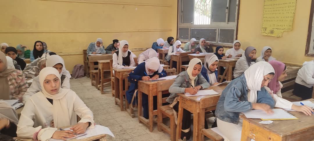 مدير ووكيل إدارة ابشواى التعليمة يتابعان أمتحانات الفصل الدراسي الثاني