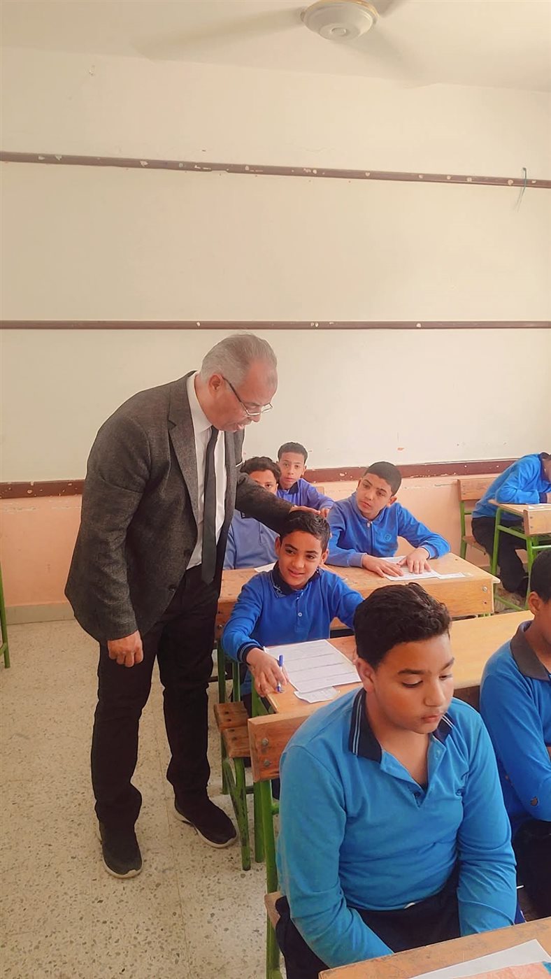 مدير ووكيل إدارة ابشواى التعليمة يتابعان أمتحانات الفصل الدراسي الثاني