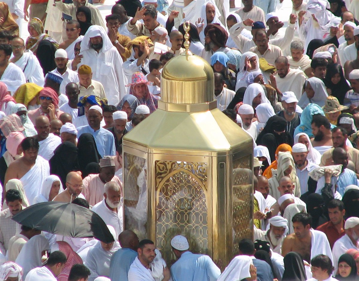 الطواف عند مقام إبراهيم