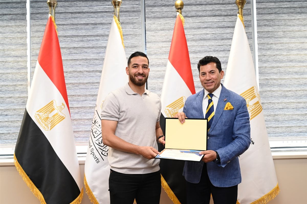 على رأسهم كهربا والبدري.. وزير الرياضة يستقبل بعثة الرياضيين العائدين من ليبيا
