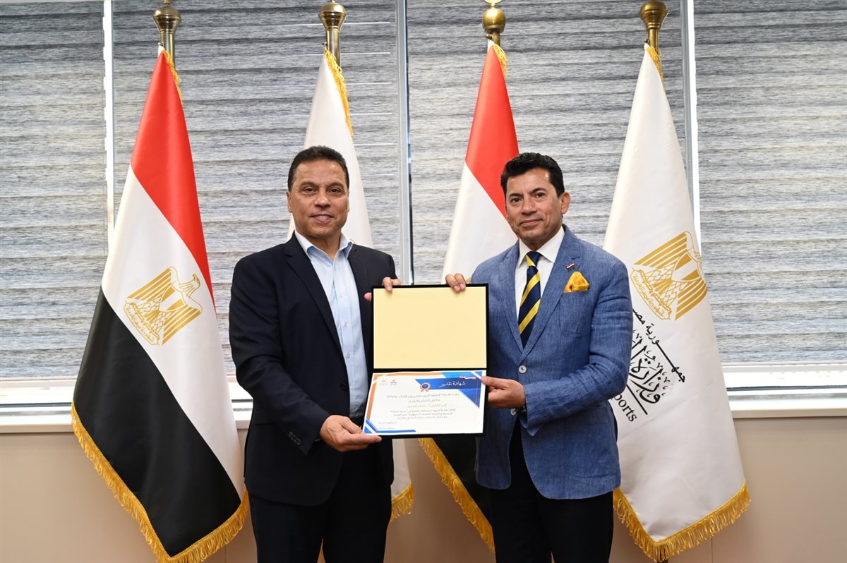 على رأسهم كهربا والبدري.. وزير الرياضة يستقبل بعثة الرياضيين العائدين من ليبيا