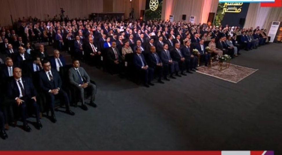 الرئيس السيسي بين الحضور