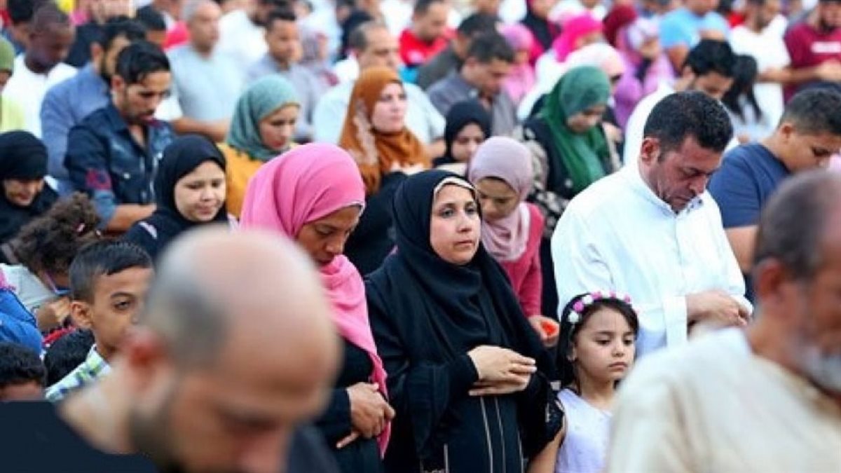 صلاة العيد بهذا الشكل غير مقبولة شرعا حيث تواجد النساء بجوار الرجال
