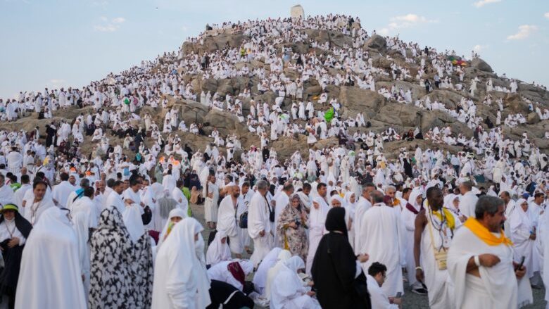 الحجاج فوق صعيد عرفات يوم التاسع من ذي الحجة
