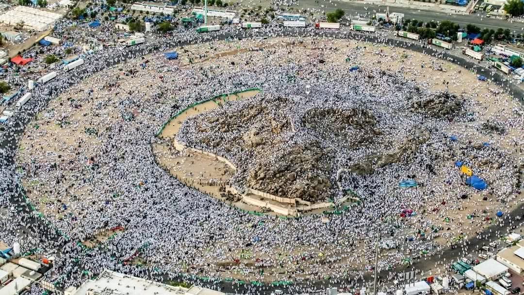 صورة جوية لمشعر عرفات وقد تجمع عليه الحجاج لأداء الركن الأعظم