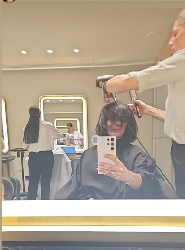 منى زكي في حسابها على Instagram وهي في صالون التجميل وتقوم بقص شعرها.