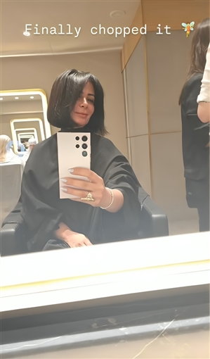 منى زكي في حسابها على Instagram وهي في صالون التجميل وتقوم بقص شعرها.