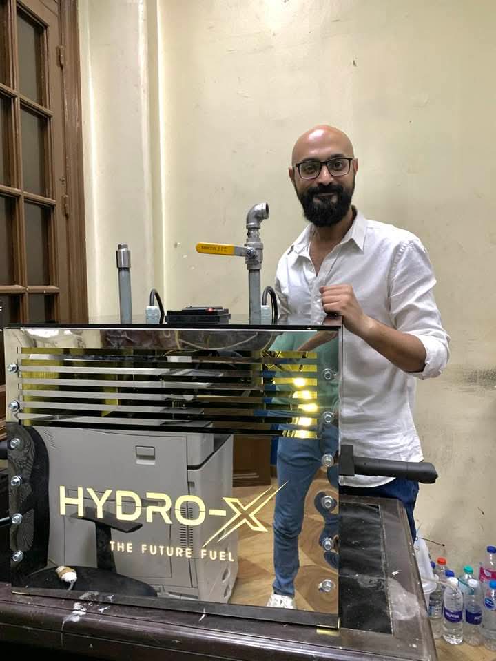 المهندس محمد عكاشة مع أحدث أجهزة الشركة