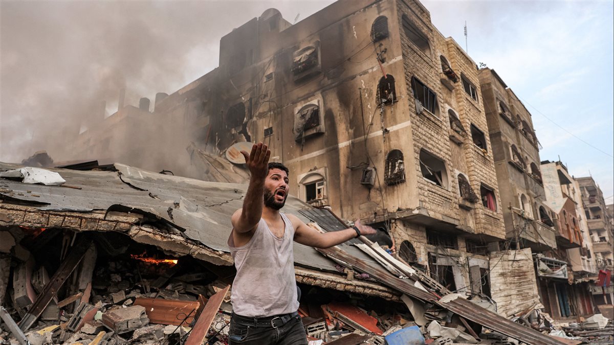 قصف مدرسة لإيواء النازحين بغزة