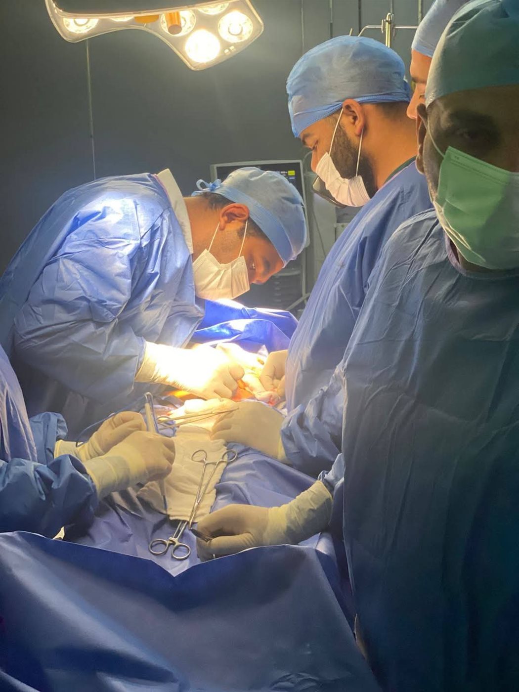 أطباء الجراحة بالفيوم العام ينجحون فى إخراج فرع شجرة من كيس الصفن لطفل