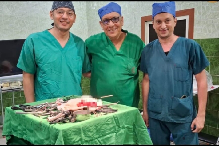 الفريق الطبي ينجح فى استئصال كلى متوقفة لمريضة بإستخدام منظار البطن ، كإجراء طبي يحدث لأول مرة بالمستشفى