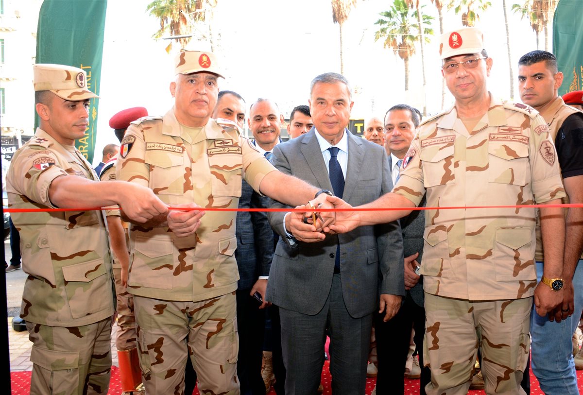 الفريق احمد خالد محافظ الاسكندرية بفرع جراند ماركت وصن مول