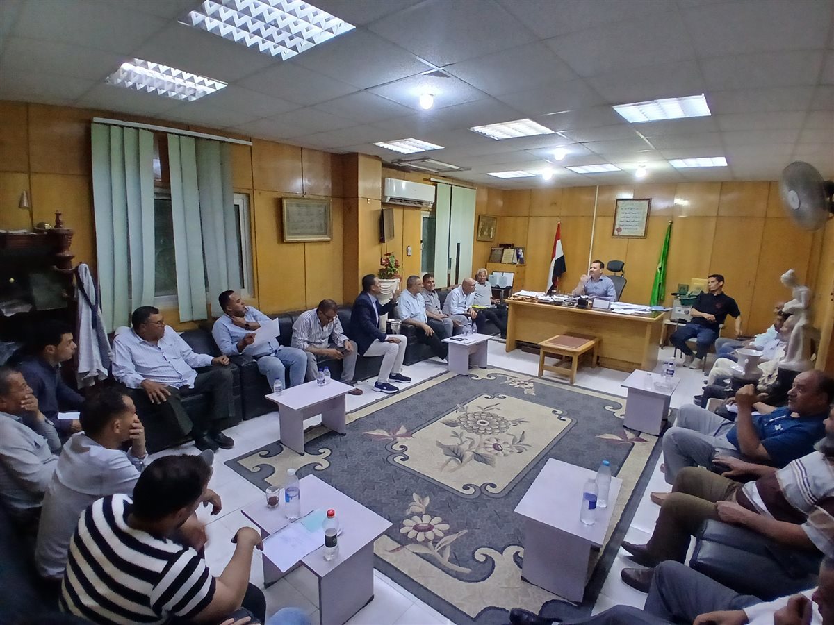 رئيس مدينة طامية يعقد اجتماعًا تنسيقيًا مع رؤساء الوحدات المحلية ومديري أملاك الدولة