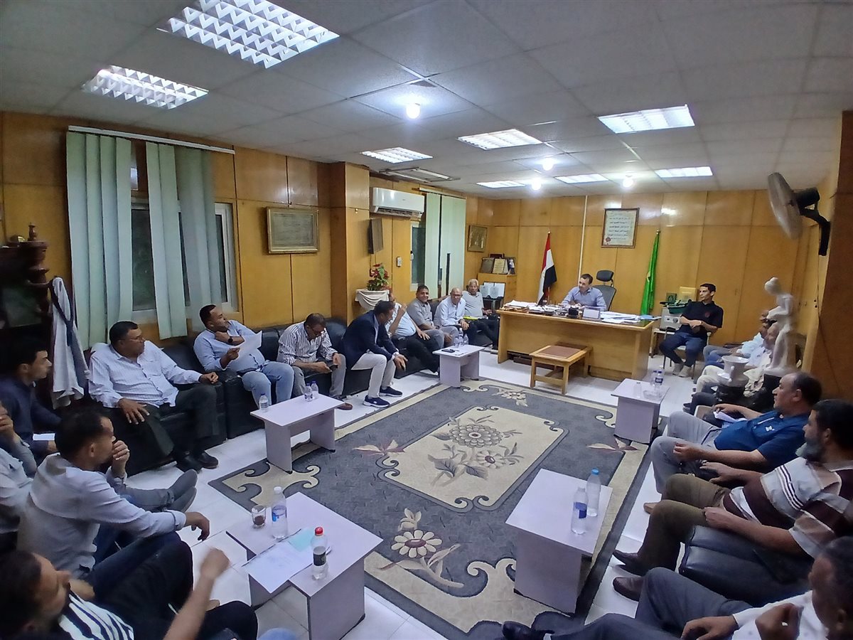 رئيس مدينة طامية يعقد اجتماعًا تنسيقيًا مع رؤساء الوحدات المحلية ومديري أملاك الدولة