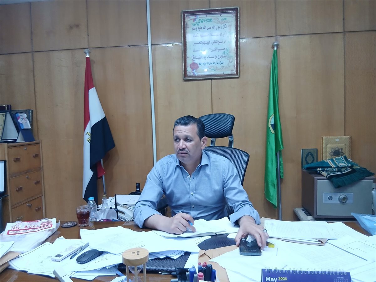 رئيس مدينة طامية يعقد اجتماعًا تنسيقيًا مع رؤساء الوحدات المحلية ومديري أملاك الدولة