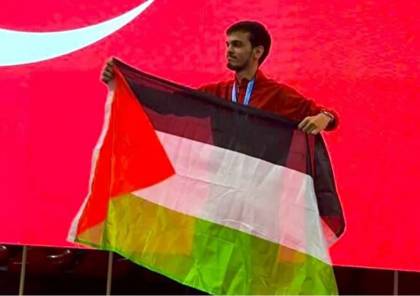 البطل التركي أثناء رفعه العلم  الفلسطيني