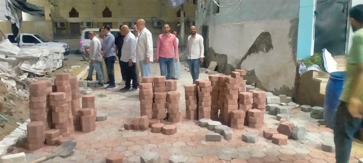 رئيس مدينة طامية يتابع ميدانيًا أعمال تركيب الإنترلوك بشارع السويقة