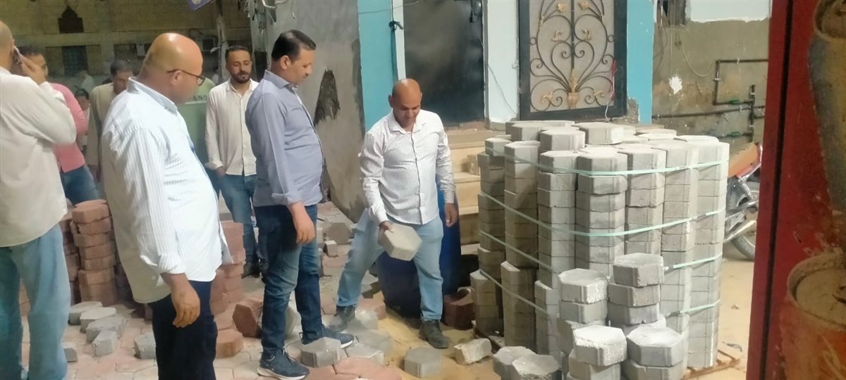 رئيس مدينة طامية يتابع ميدانيًا أعمال تركيب الإنترلوك بشارع السويقة