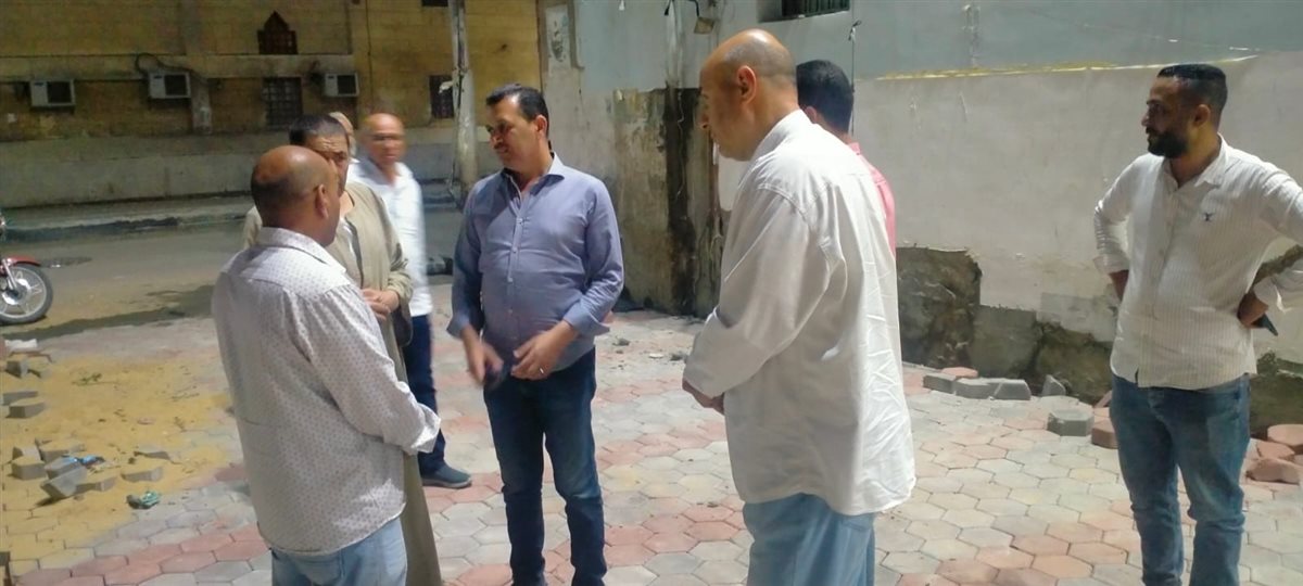 رئيس مدينة طامية يتابع ميدانيًا أعمال تركيب الإنترلوك بشارع السويقة