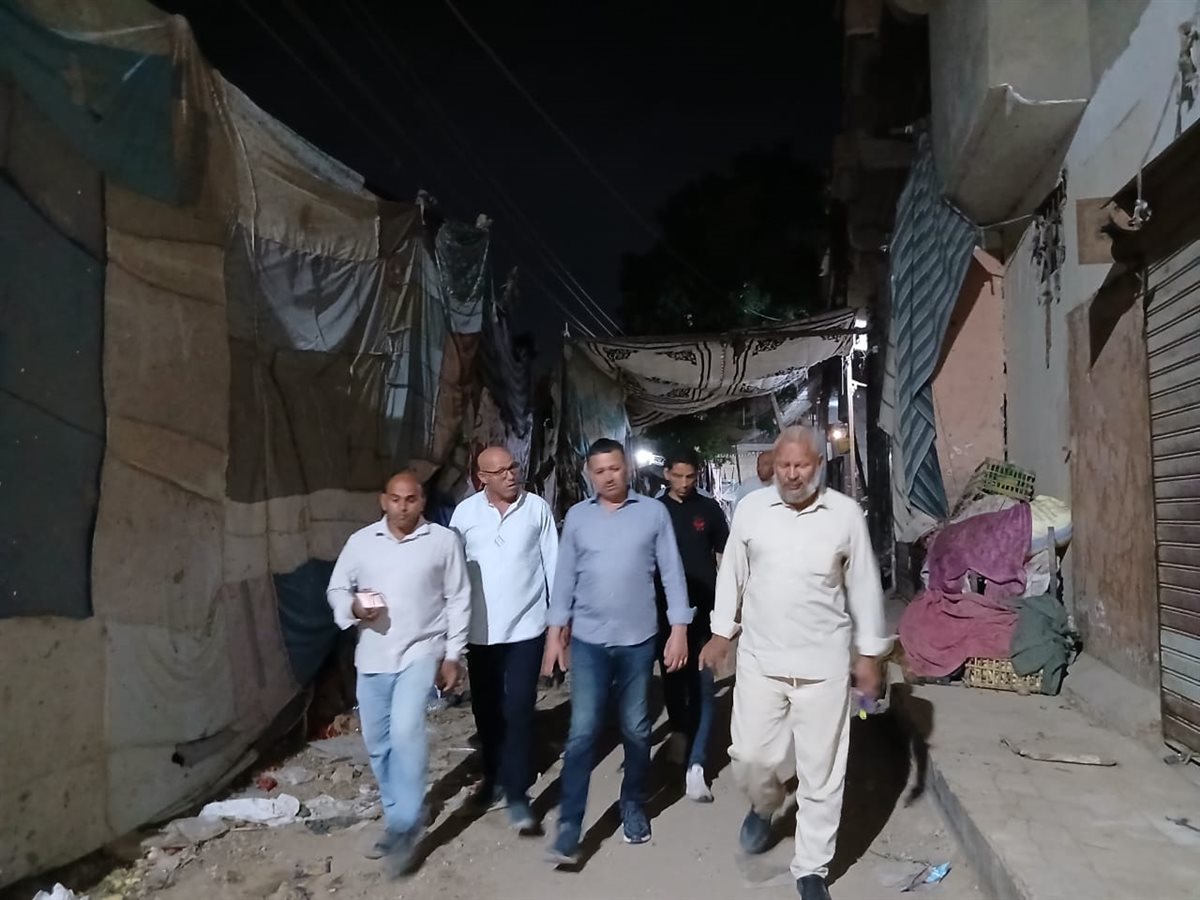 رئيس مدينة طامية يتابع ميدانيًا أعمال تركيب الإنترلوك بشارع السويقة
