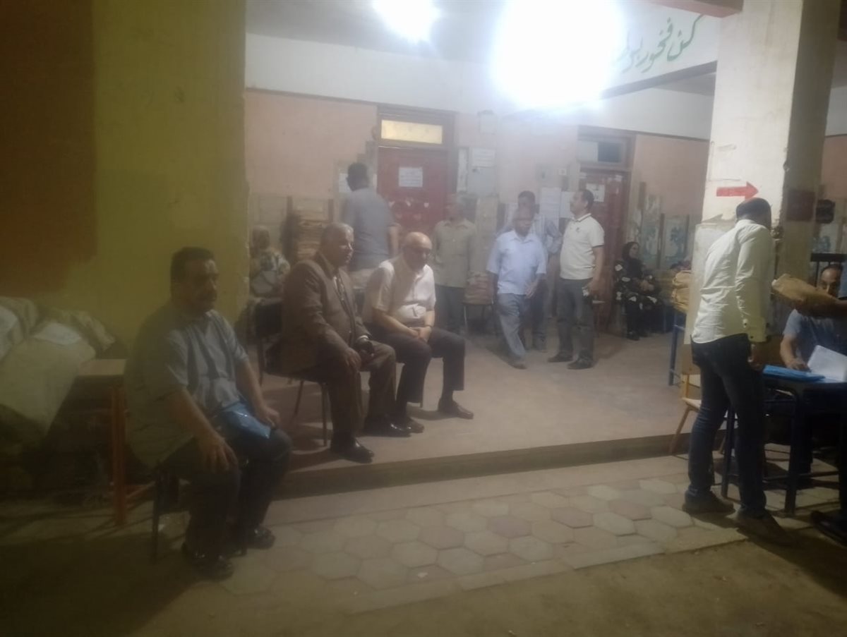 وكيل تعليم الفيوم يتابع مركز توزيع أسئلة الدبلومات الفنية ويشيد بانضباط العمل