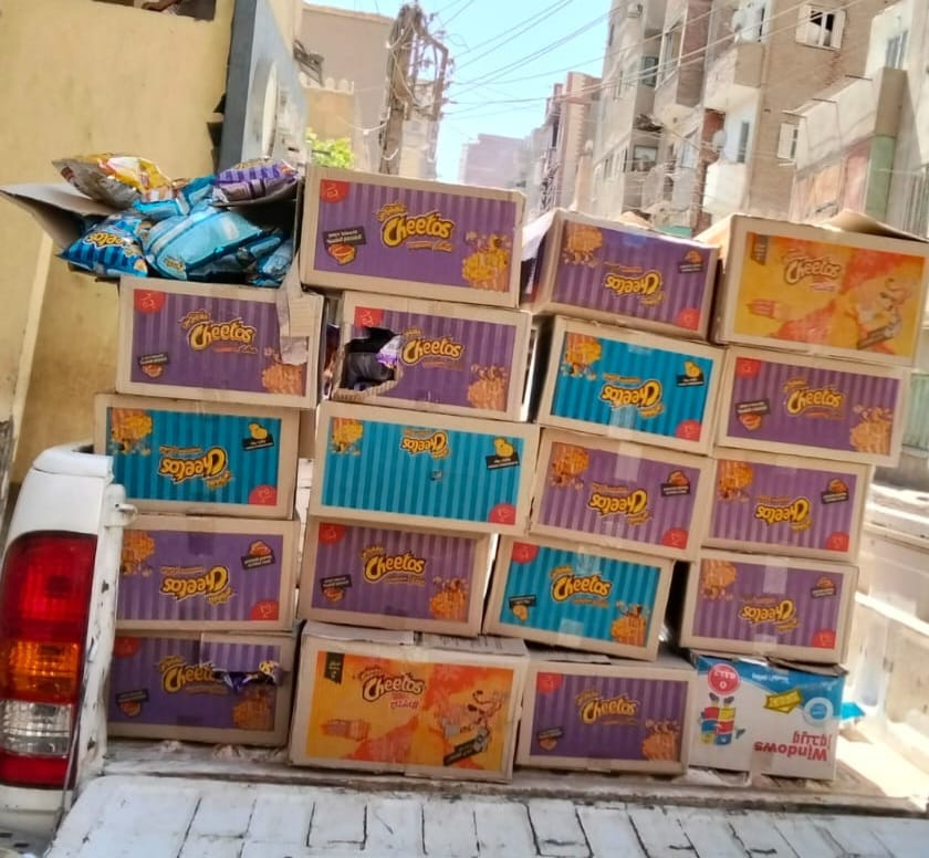 ضبط 11 طن دقيق بلدي مدعم قبل بيعه بالسوق السوداء وسلع غذائية منتهية الصلاحية بالفيوم