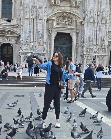 إليسا تتمتع بصحة جيدة وتقضي وقت مع أصدقائها في ميلانو
