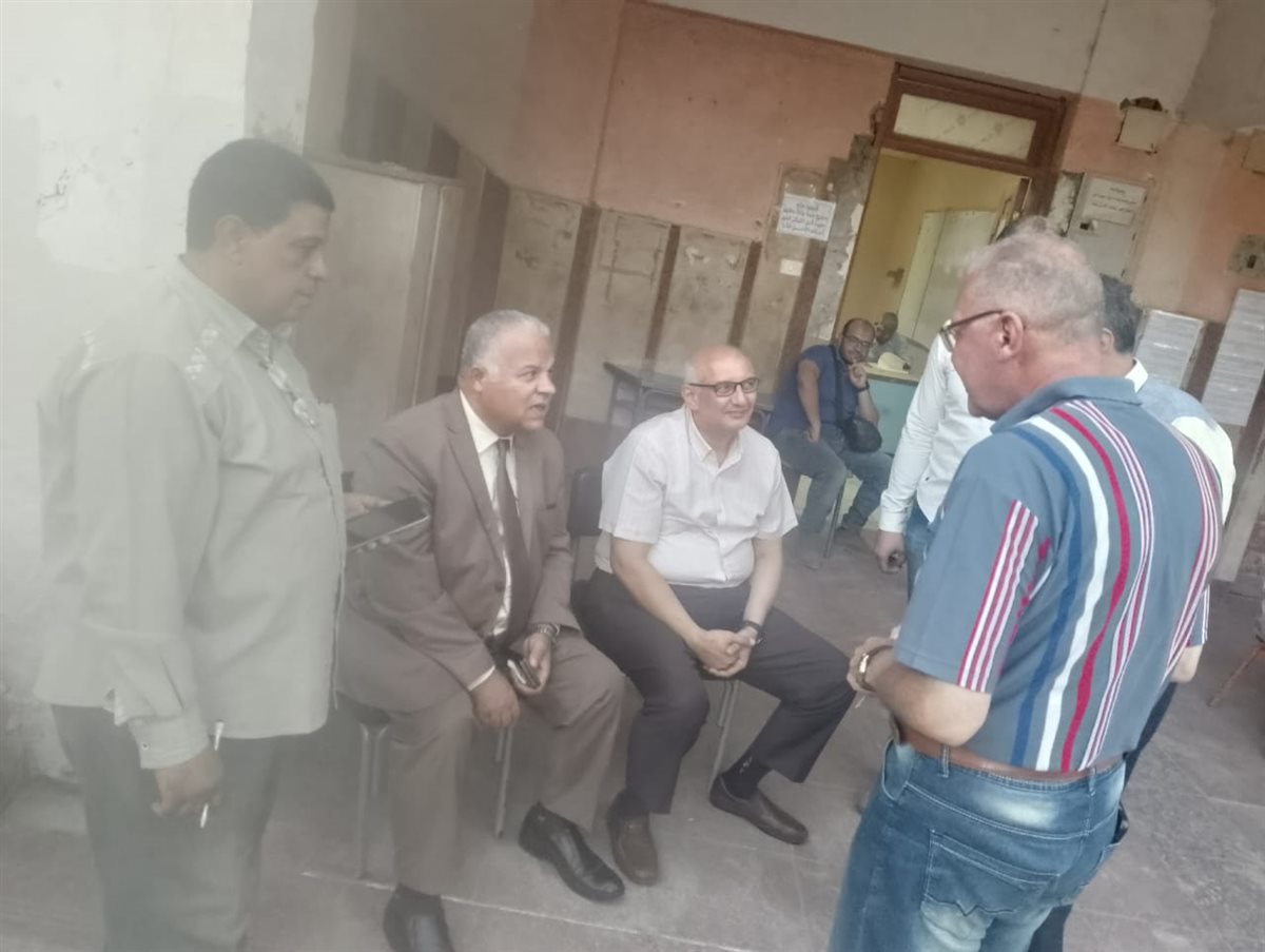 وكيل تعليم الفيوم يتابع مركز توزيع أسئلة الدبلومات الفنية ويشيد بانضباط العمل