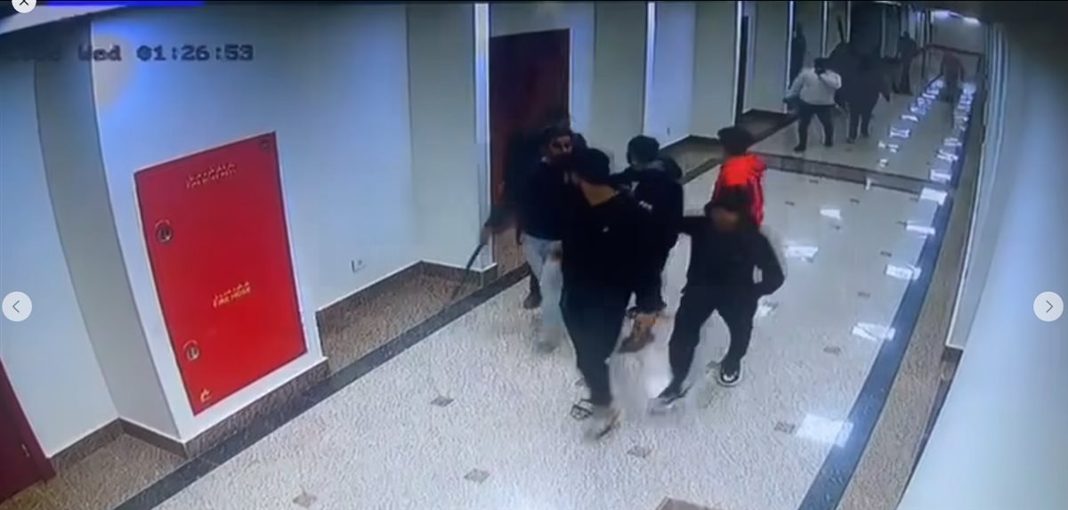 الكاميرات ترصد الواقعه قبل التحطيم