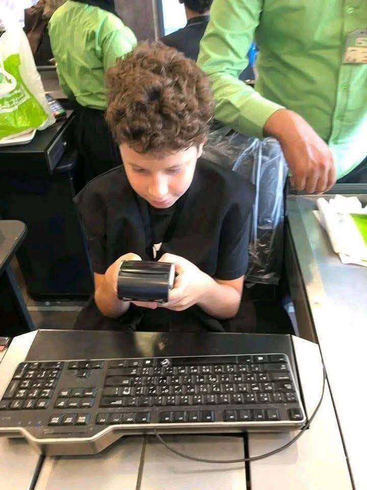 طفل على الكاشير
