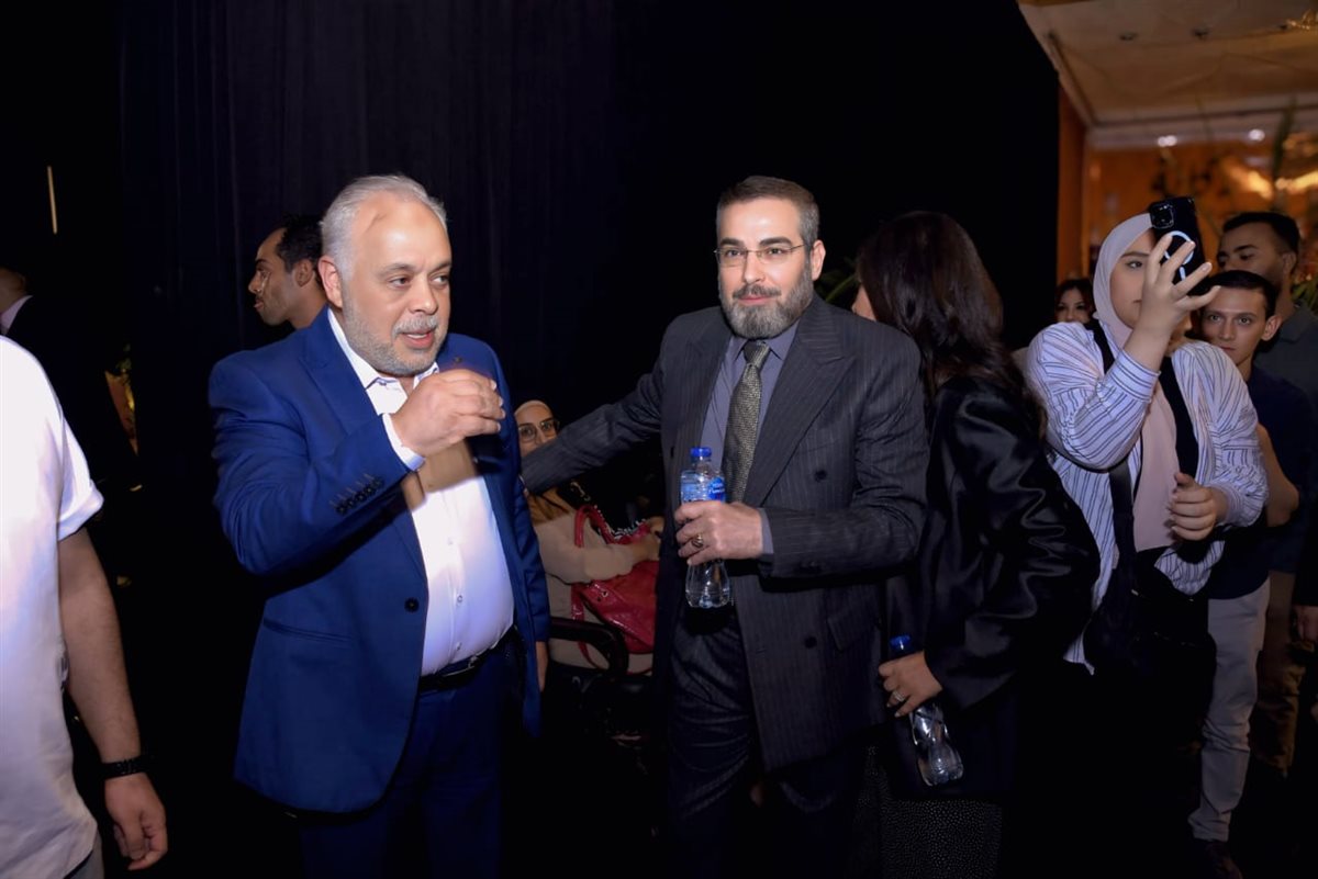 النجوم في العرض الموسيقي المسرحي صوت وصورة