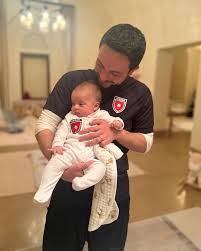 ولي العهد الأردني يحمل ابنته