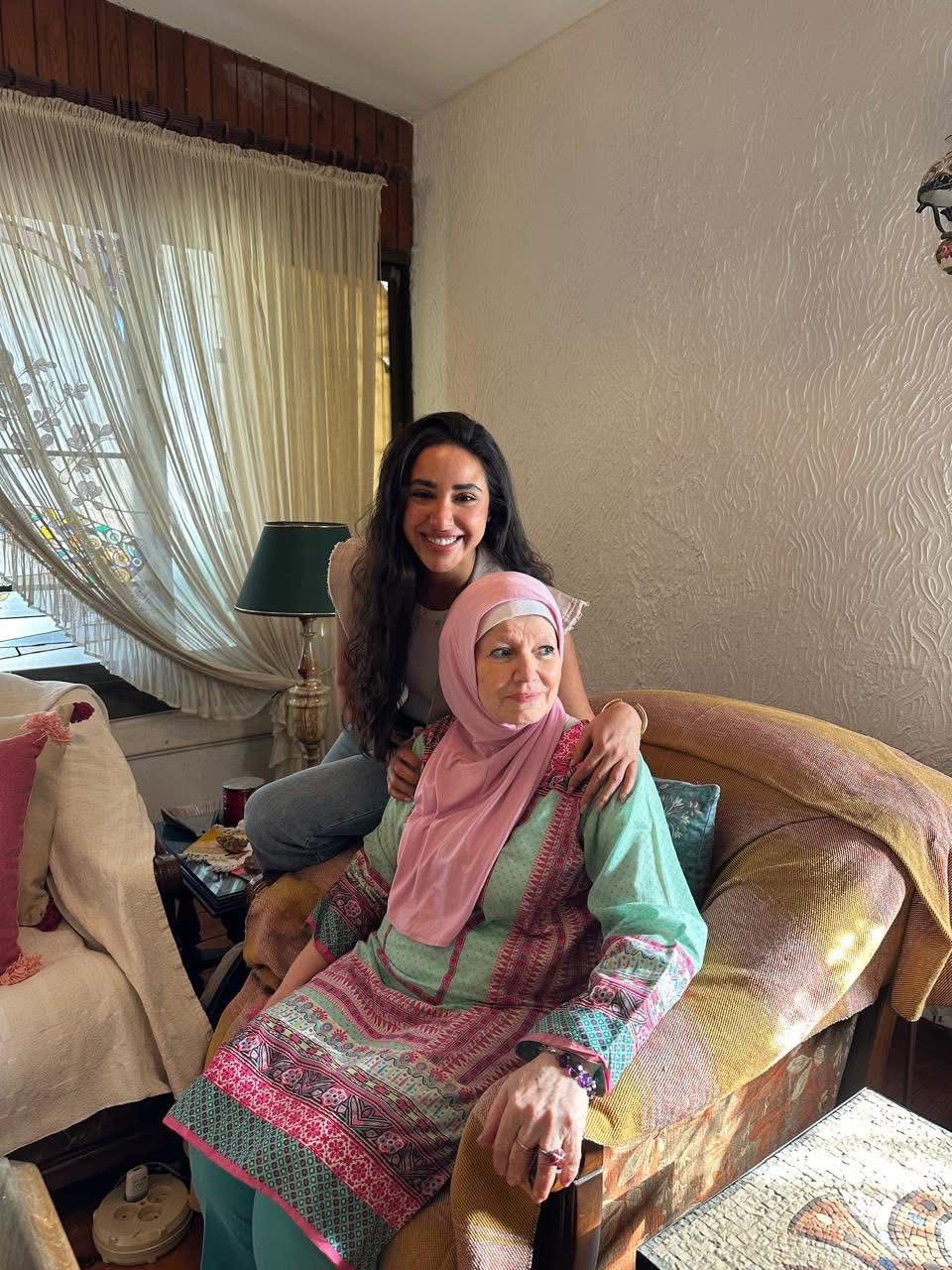 آية سماحة تزور الفنانة مشيرة إسماعيل وتعتذر لها