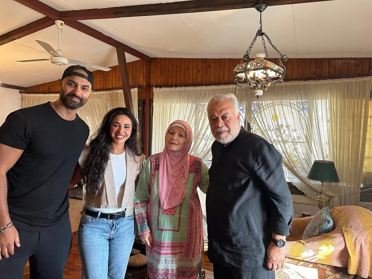 آية سماحة تزور الفنانة مشيرة إسماعيل وتعتذر لها