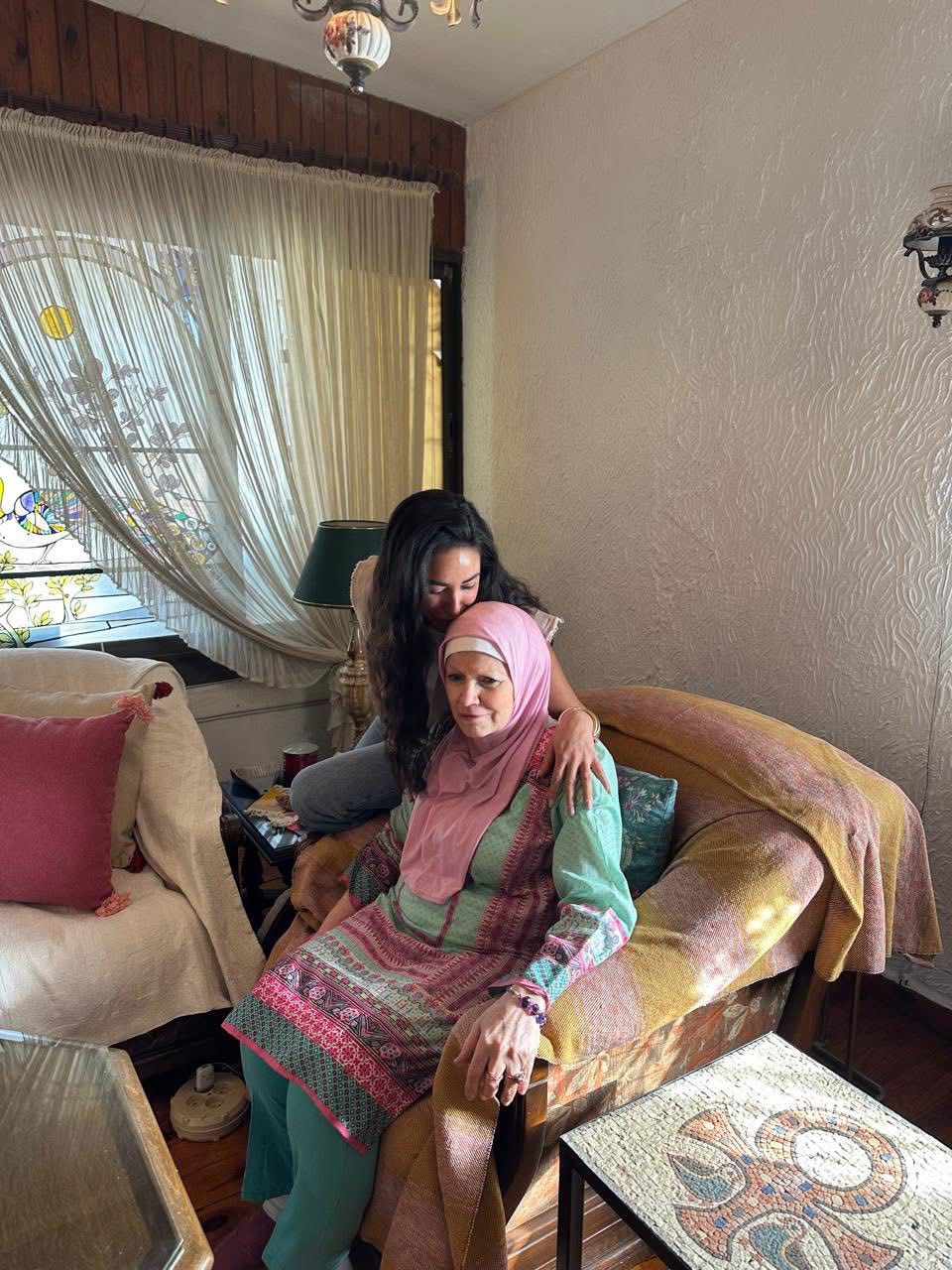 آية سماحة تزور الفنانة مشيرة إسماعيل وتعتذر لها