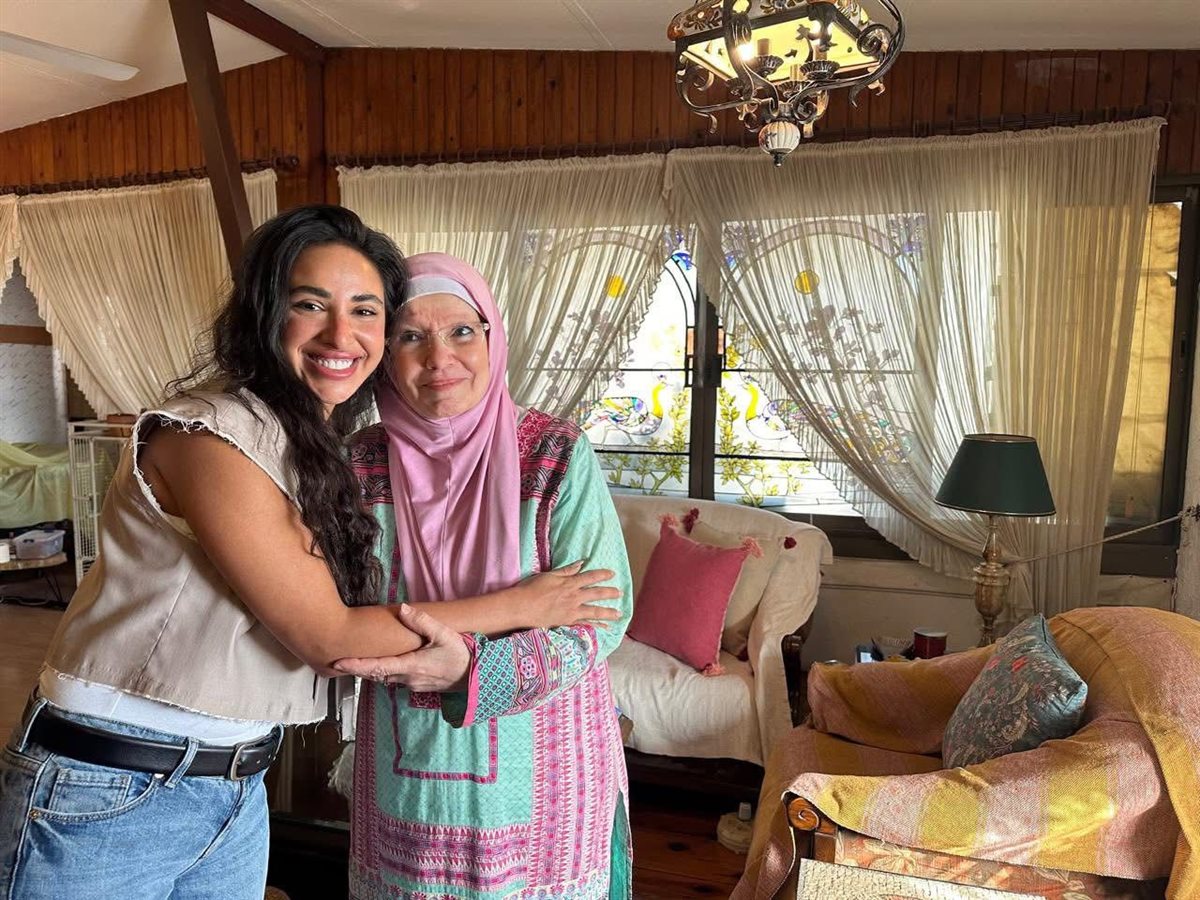 آية سماحة تزور الفنانة مشيرة إسماعيل وتعتذر لها