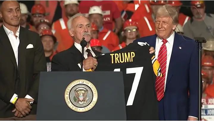 قميص هدية لـ ترامب برقم “47”من فريق رياضي ..هل يذكرك الرقم بشي؟!