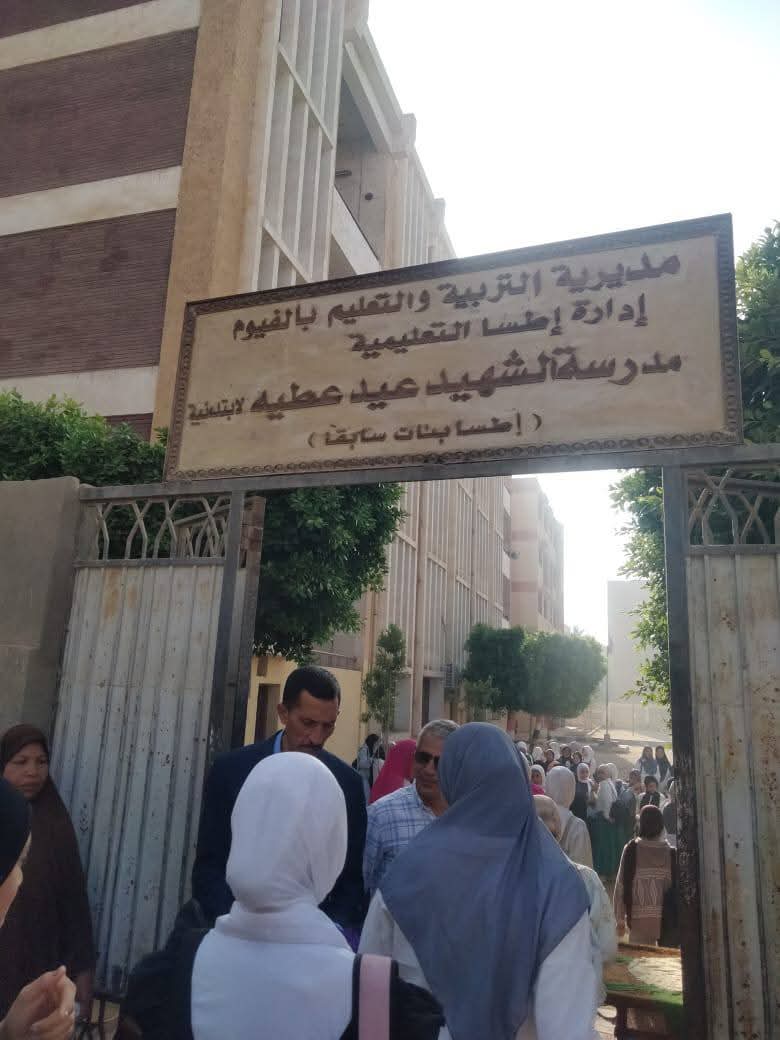 إدارة اطسا التعليمية تستقبل طلاب الإعدادية بالأبتسامة وتوزيع البونبوني والشيكولاتة لتهيئة الجو الملائم