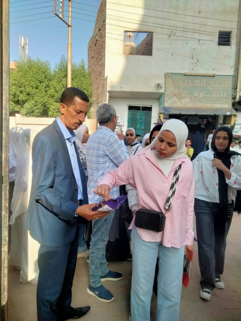 إدارة اطسا التعليمية تستقبل طلاب الإعدادية بالأبتسامة وتوزيع البونبوني والشيكولاتة لتهيئة الجو الملائم