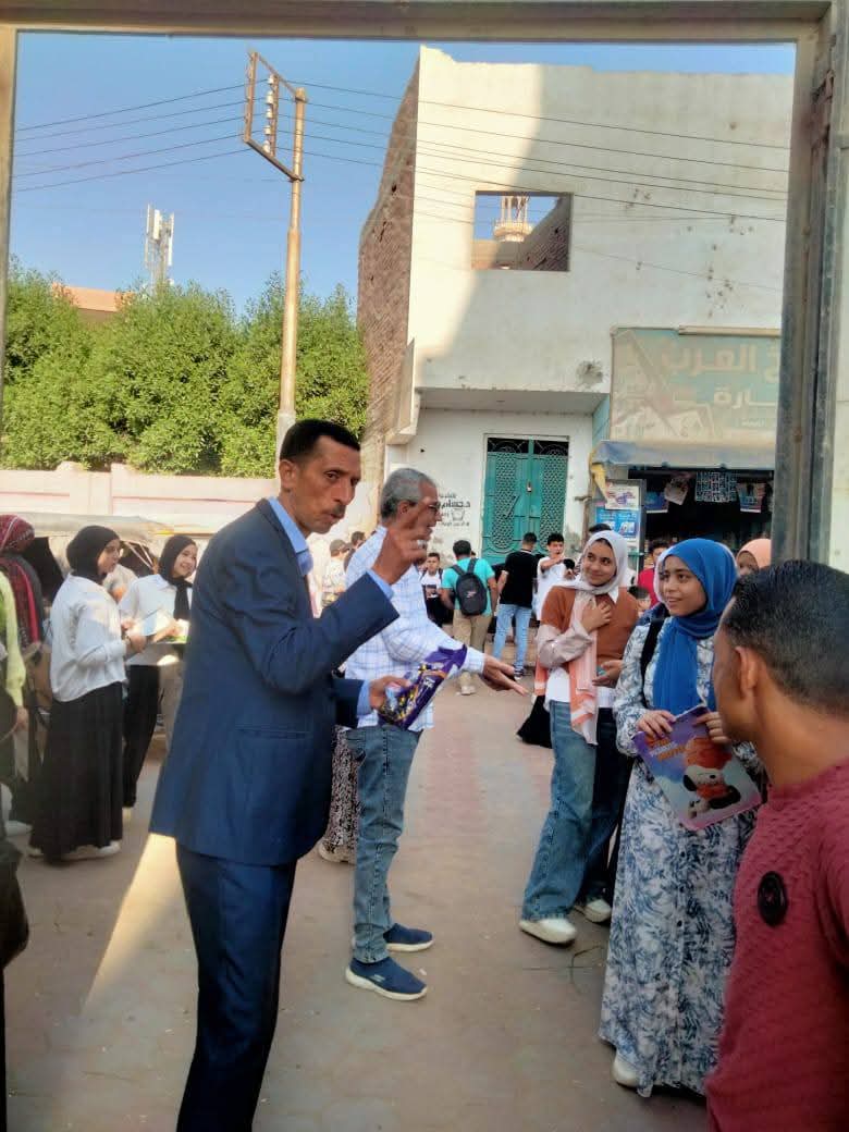 إدارة اطسا التعليمية تستقبل طلاب الإعدادية بالأبتسامة وتوزيع البونبوني والشيكولاتة لتهيئة الجو الملائم