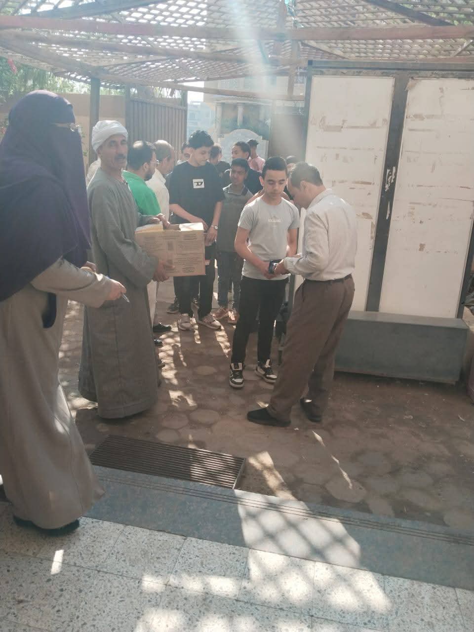 إدارة اطسا التعليمية تستقبل طلاب الإعدادية بالأبتسامة وتوزيع البونبوني والشيكولاتة لتهيئة الجو الملائم