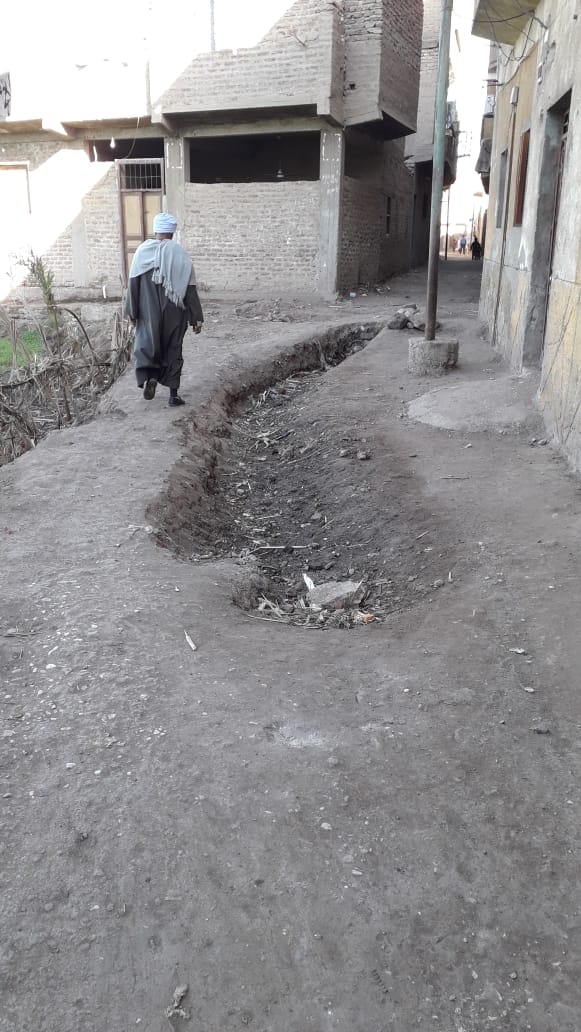 أهالي قرية  الخرانة  بقوص يستغيثون بالمحافظ الطرق مليانة حفر